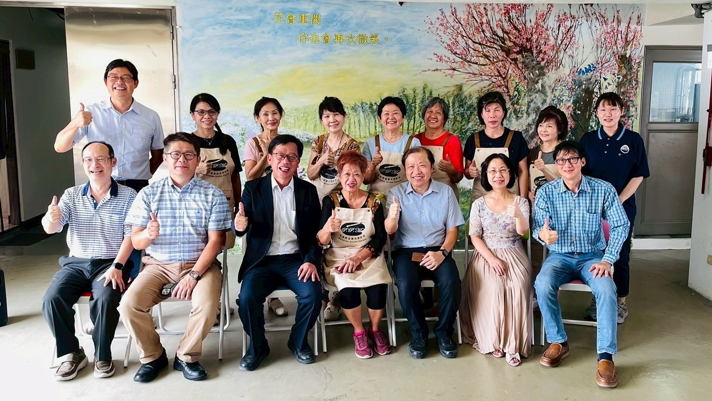 曾育民副校長、李宗信學務長、理學院黃啟炎院長（前排左三至左一）、李國際長、學輔中心林淑君主任（前排右三與右二）及總務處黃仁甫組長（後排左一）出席活動閉幕式，壁畫上方的題字為「花會重開，你也會再次微笑」。Vice President Yu-Min Tseng, Dean of Student Affairs chung-Hsin Li, Dean of the College of Science Chi-Yen Huang (front row, third to first from left), Dean Lee, Student Counseling Center Director Shu-Chun Lin (front row, third and second from right), and Section Chief of the General Affairs Office Jen-Fu Huang (back row, first from left) attended the closing ceremony, beneath a mural inscribed with the words: “Flowers will bloom again, and so will your smile.”