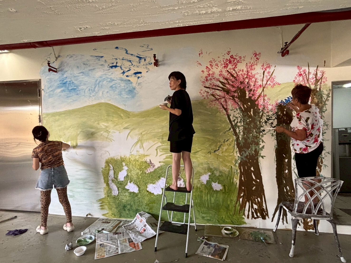 藝術家們作畫一景。A scene of the artists at work on the mural.