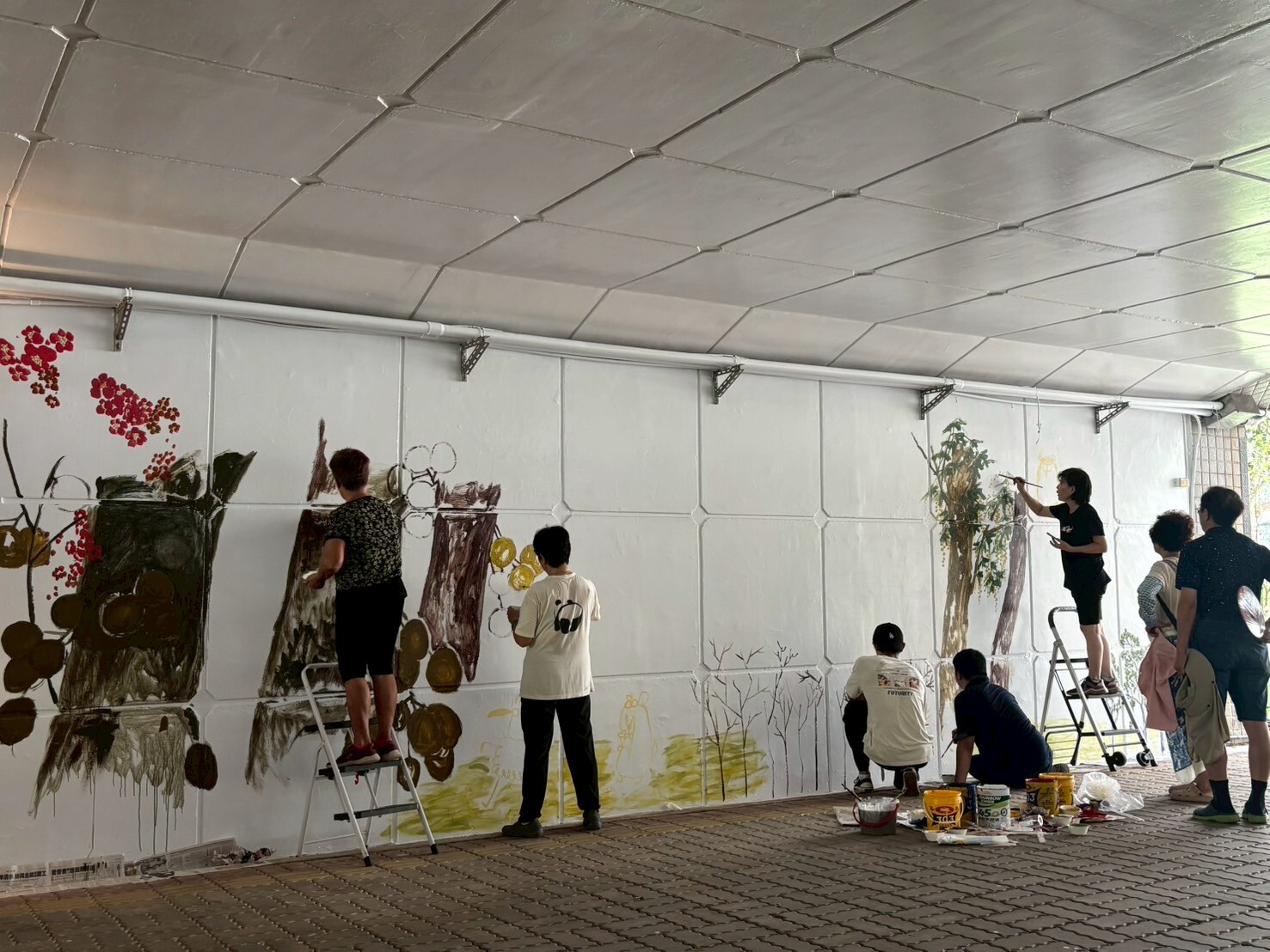 藝術家們作畫一景。A scene of the artists at work on the mural.