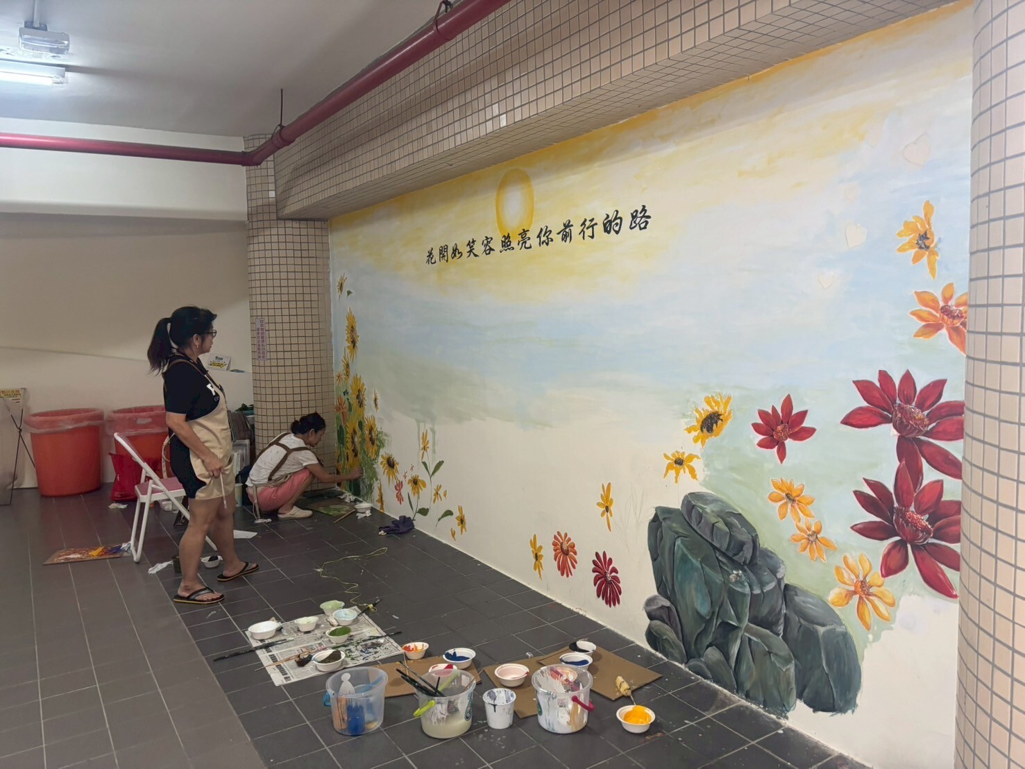 藝術家們作畫一景。A scene of the artists at work on the mural.