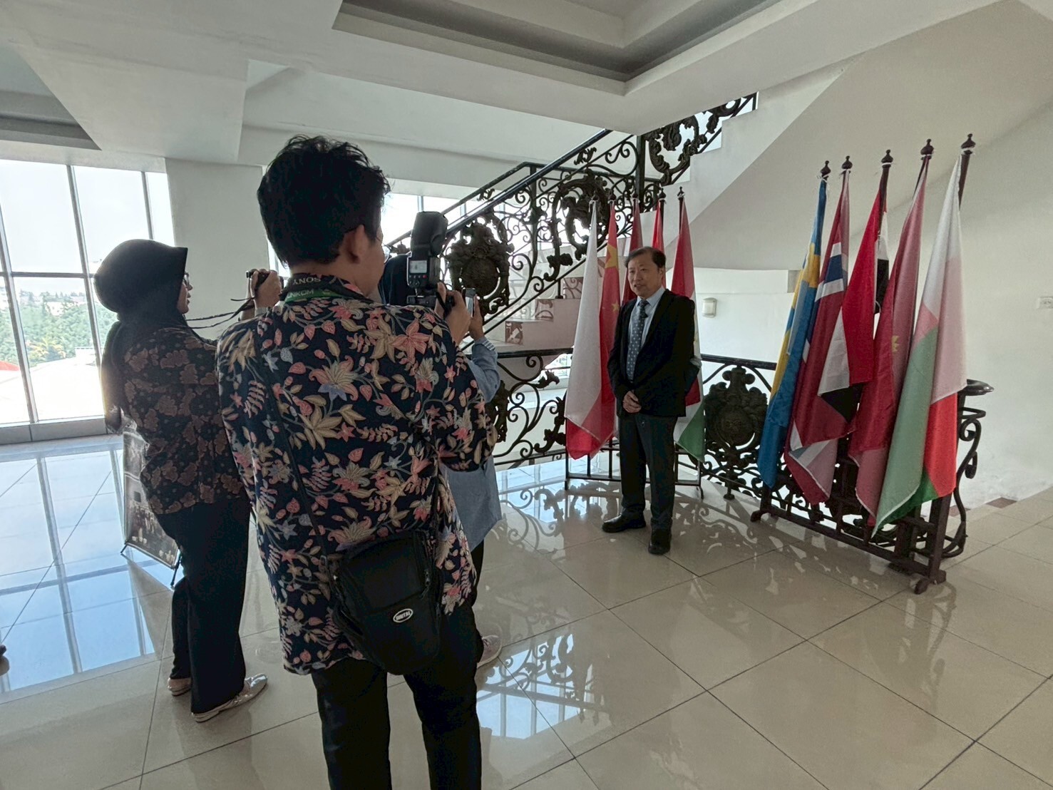 李國際長於UNIKOM接受該校電視臺訪問。Dean Lee of the International Office was interviewed by UNIKOM’s campus television station.