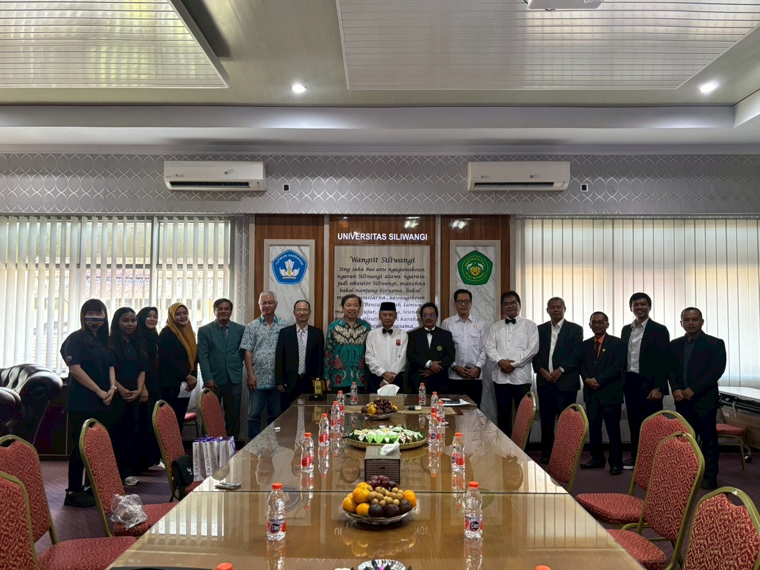 訪問團於西爪哇省的Siliwangi 大學（UNSIL）與校長（右八）及教職員合影。The delegation visited Universitas Siliwangi (UNSIL) in West Java and took a group photo with the University President (eighth from right) and faculty members.
