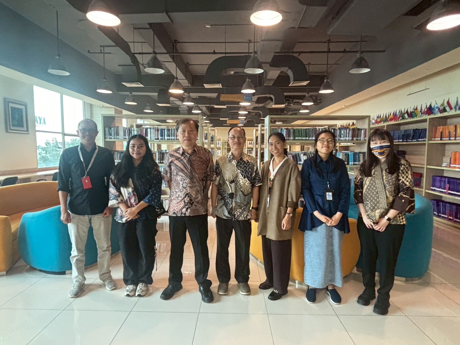 行程最後一站是位於雅加達的姊妹校i3L University，期間參觀該校實驗室，留下深刻印象。The final stop of the visit was NCUE’s partner, i3L University in Jakarta, where the delegation toured the laboratories and was deeply impressed.