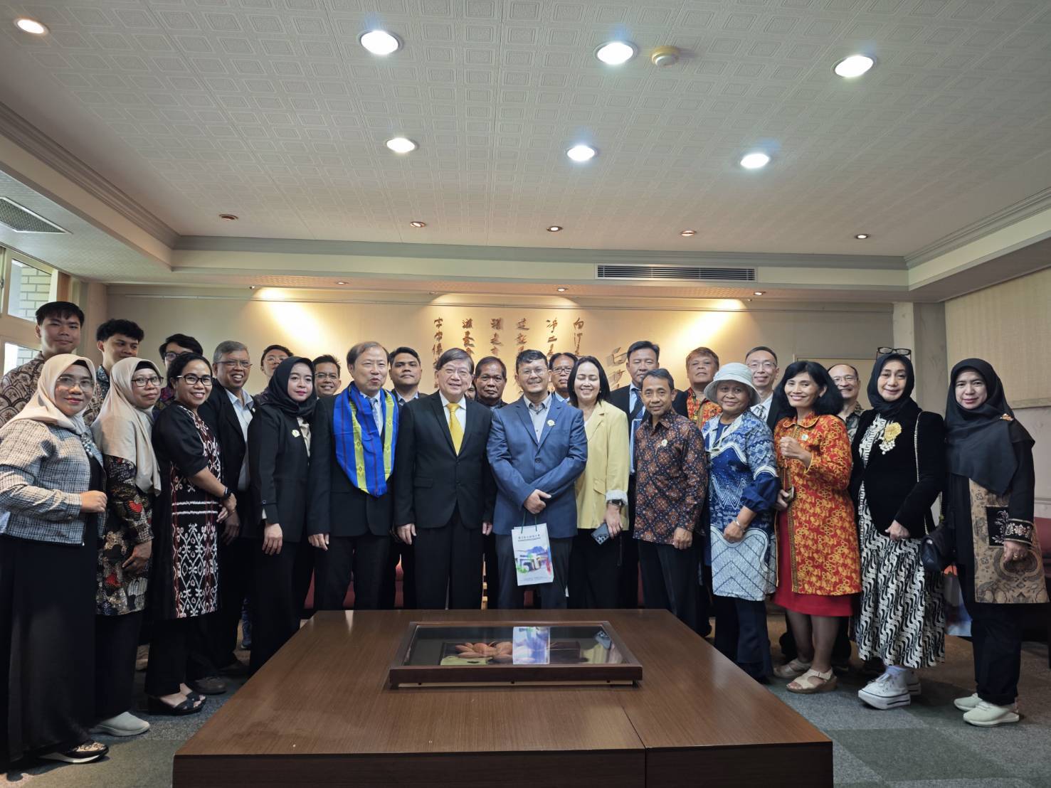 為深化與新南向國家的學術交流與合作,本校邀請印尼15所大學與學術機構蒞校訪問,訪問團21名成員與本校李漢文國際長、理學院黃啟炎院長及工學院賴永齡院長等交流會談,並拜會陳明飛校長(前排左六)。NCUE hosted a 21-member delegation from 15 Indonesian universities and academic institutions to strengthen academic exchange and cooperation. The guests met with Dr. Hon-Man Lee, Dean of the International Office; Dr. Chi-Yen Huang, Dean of the College of Science; and Dr. Yongling Lai, Dean of the College of Engineering, and also visited NCUE President Ming-Fei Chen (front row, sixth from left).