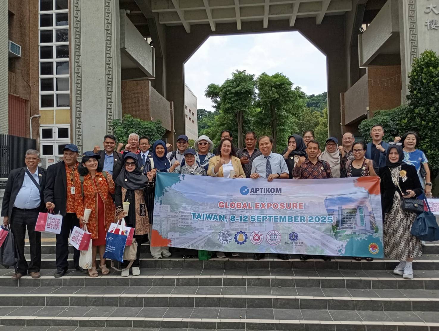 李國際長與訪問團於白沙大樓前合影。Group photo of Dr. Lee with the delegation in front of the Baisha Building.