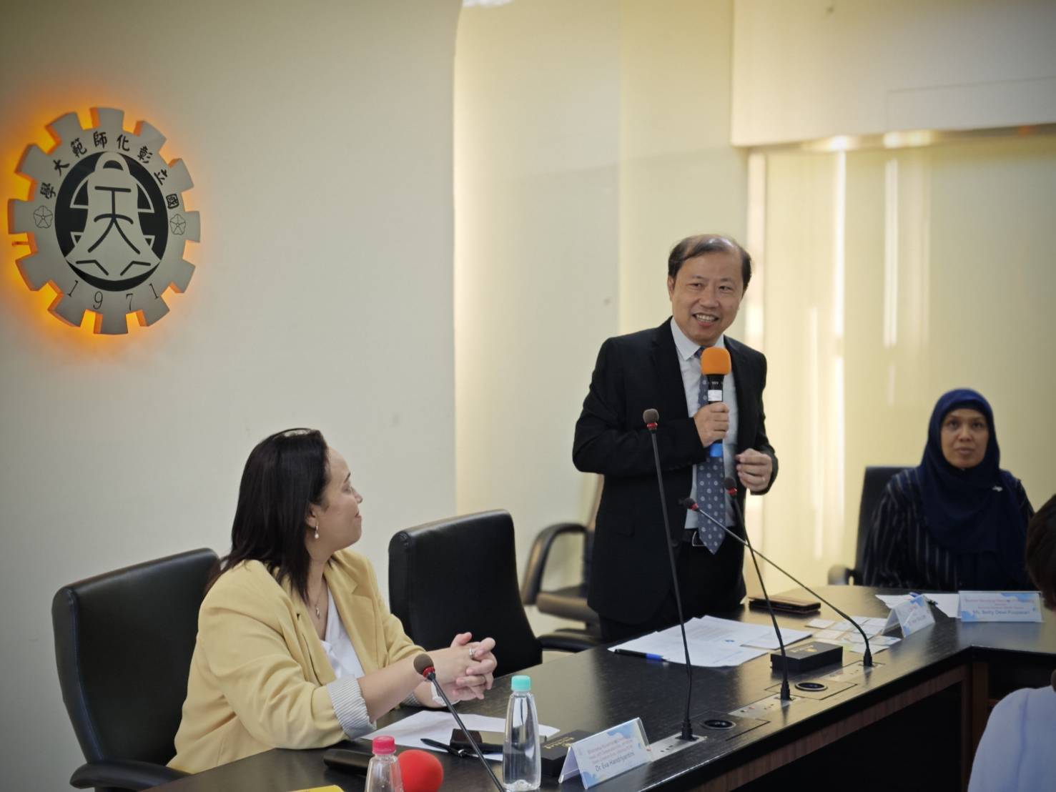 李國際長於接待會上致詞。Dean Lee delivering remarks at the reception.