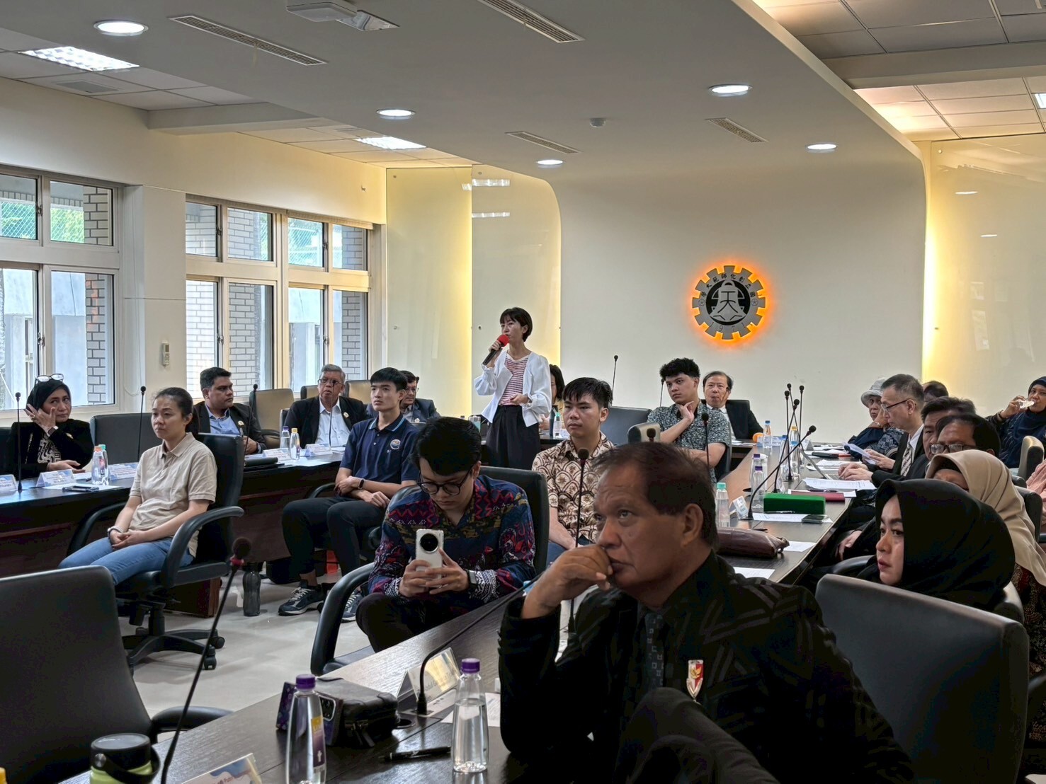 國際處向來賓說明本校推動之國際學生留臺就業輔導計畫。The International Office introduced NCUE’s international student career support program.