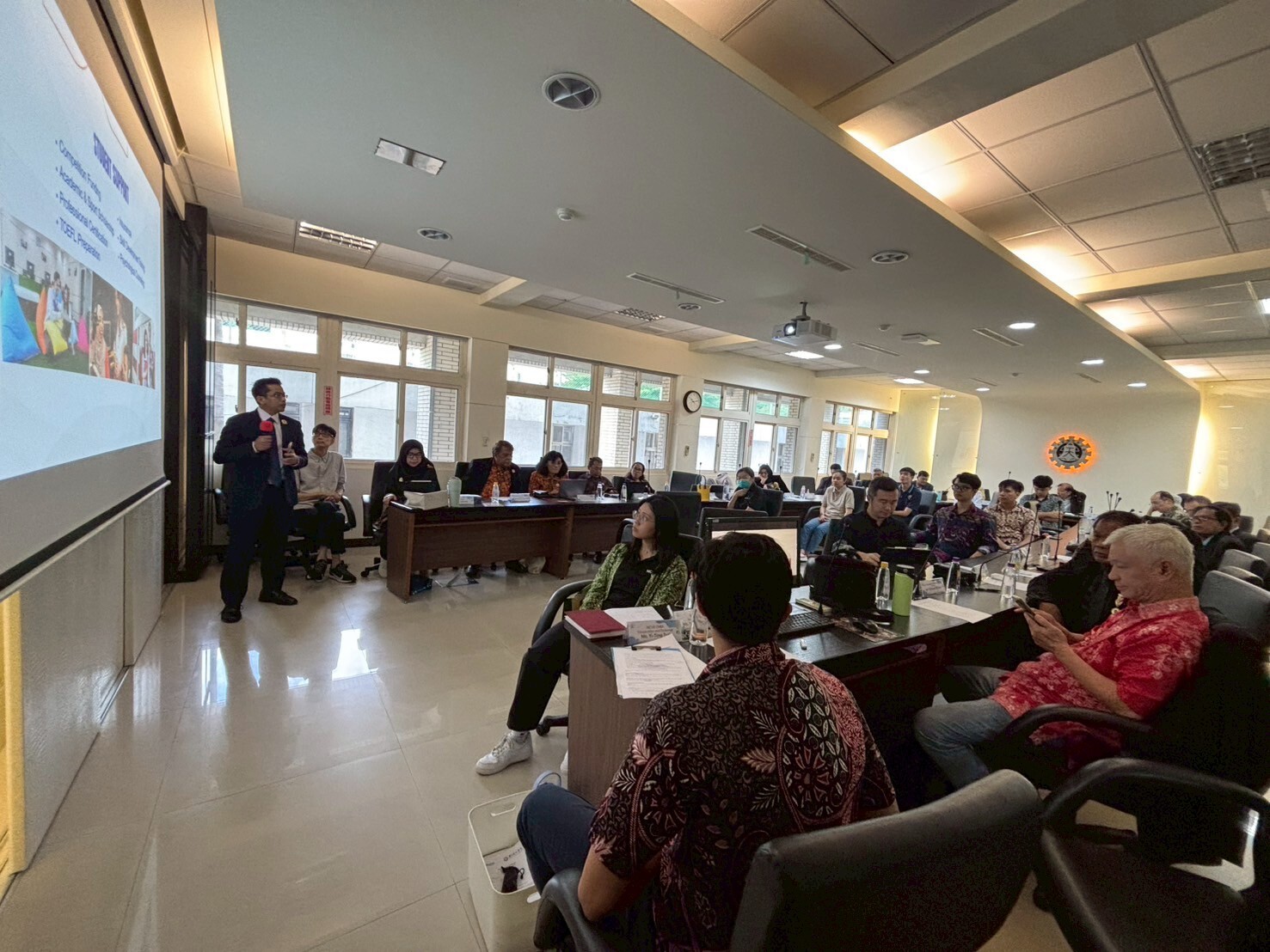 各校代表於會中簡介其學校。Delegates from each university presented an overview of their institutions.