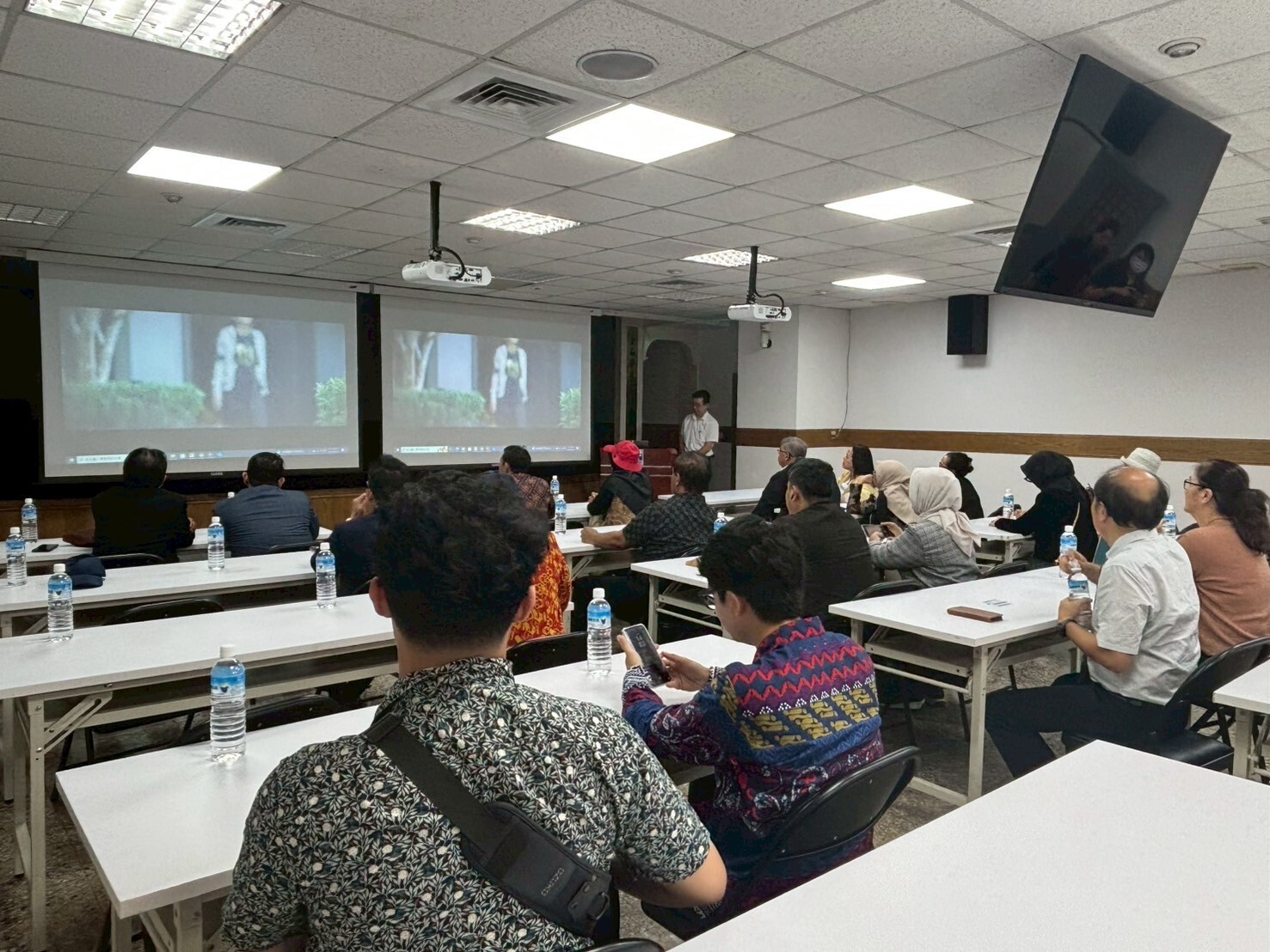 來賓聽取金豐機器工業公司簡報。The delegation attended a company briefing at Chin Fong Machine Industrial Co., Ltd.