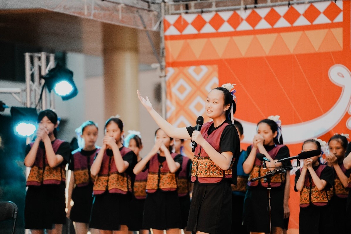 平和國小毛毛蟲合唱團吟唱原民歌曲。(攝影:林哲潁)