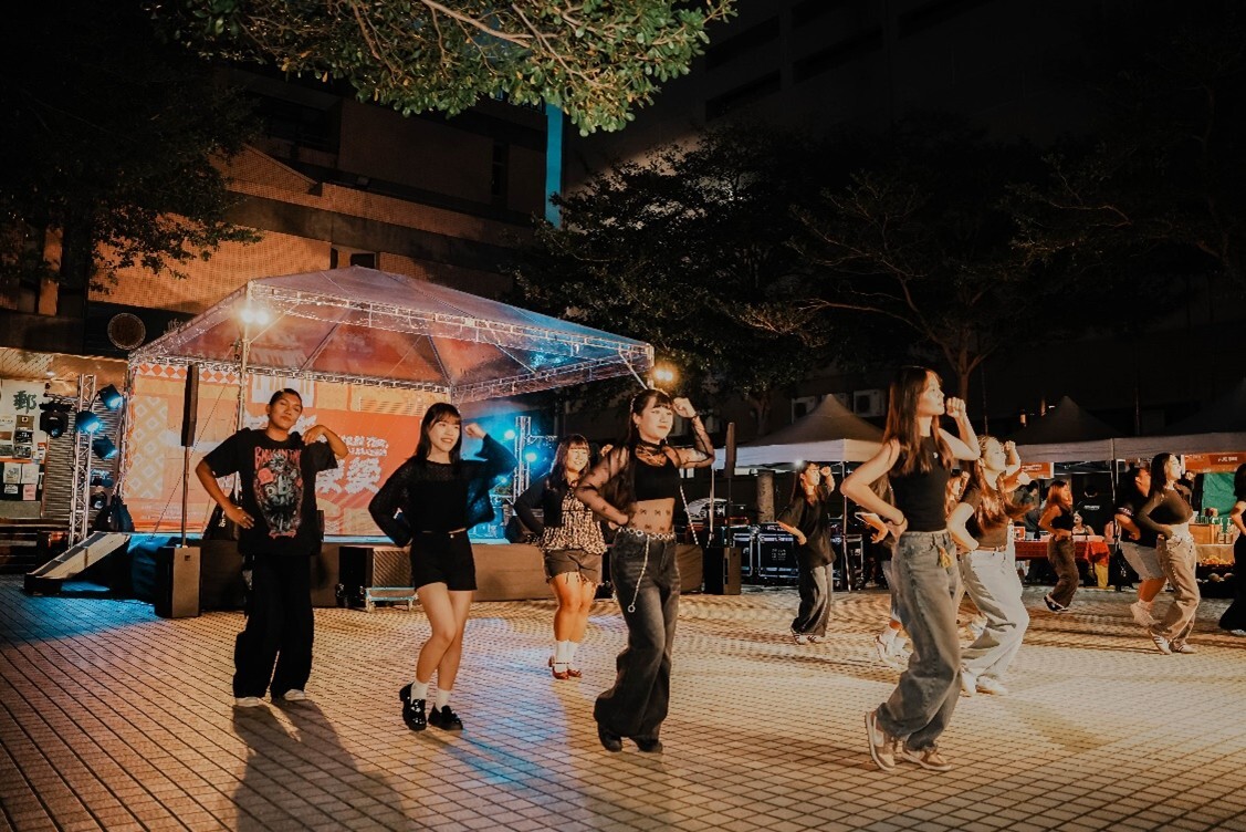 本校IVALA 彰師原動力社團擔任開場舞蹈。(攝影:林哲潁)