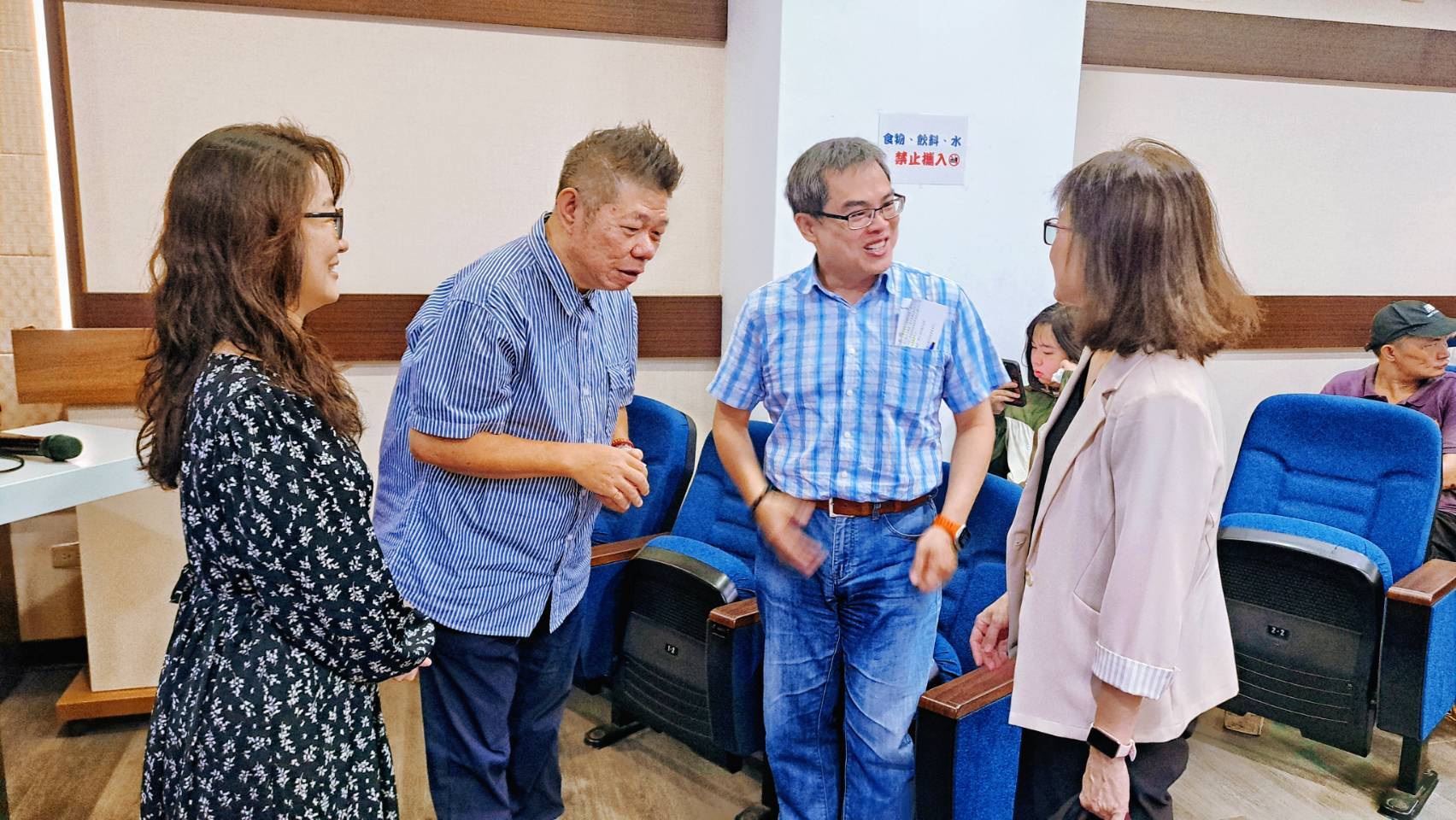 休息時間師長們彼此交流、分享經驗