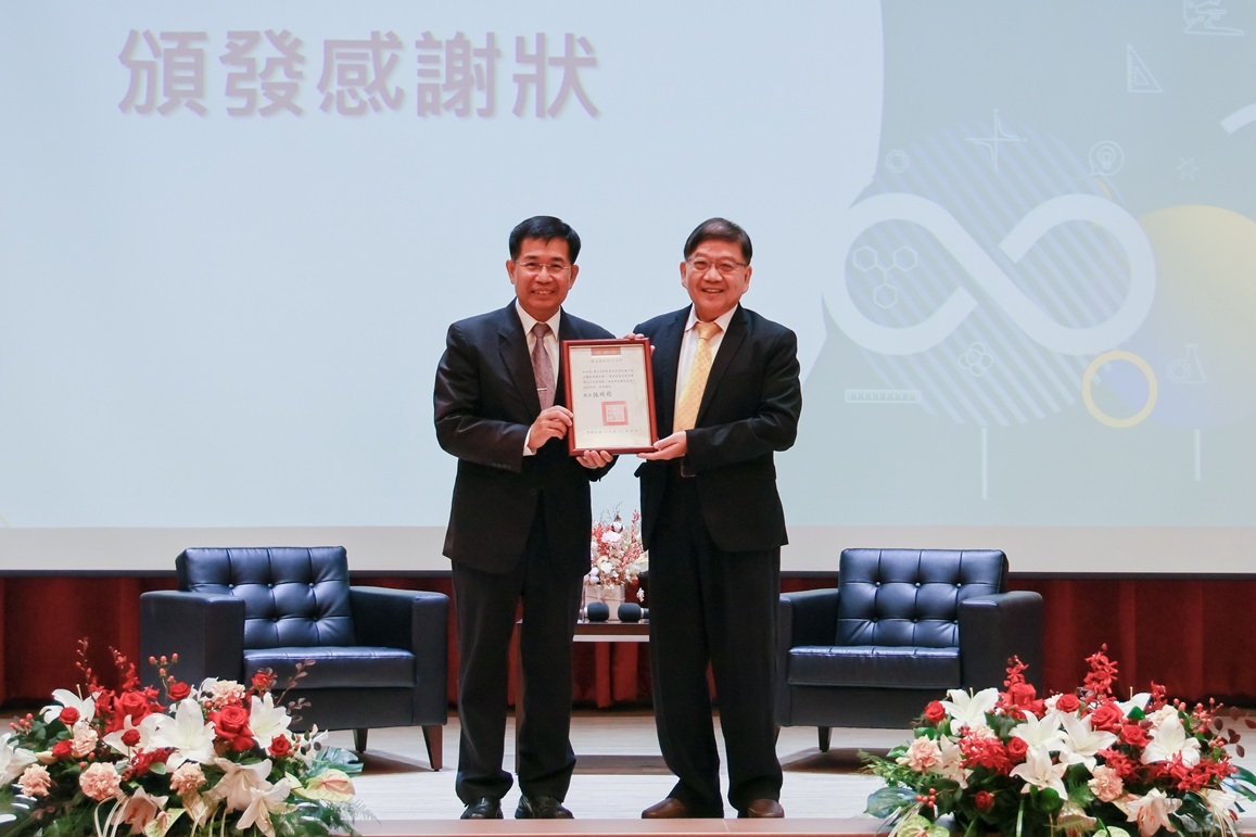 陳明飛校長致贈感謝狀予潘文忠部長