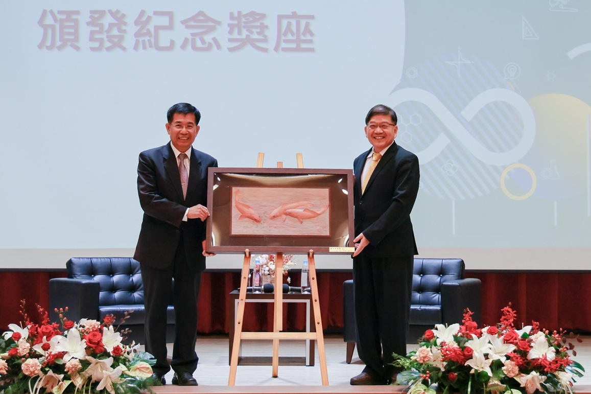 陳明飛校長致贈鹿港黃媽慶大師〈悠游〉木雕紀念獎座予潘文忠部長