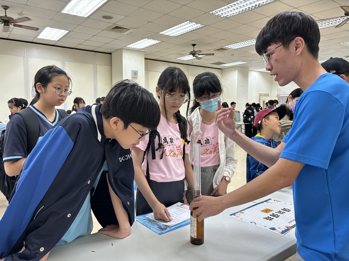 「彈跳彈珠」科趣攤位