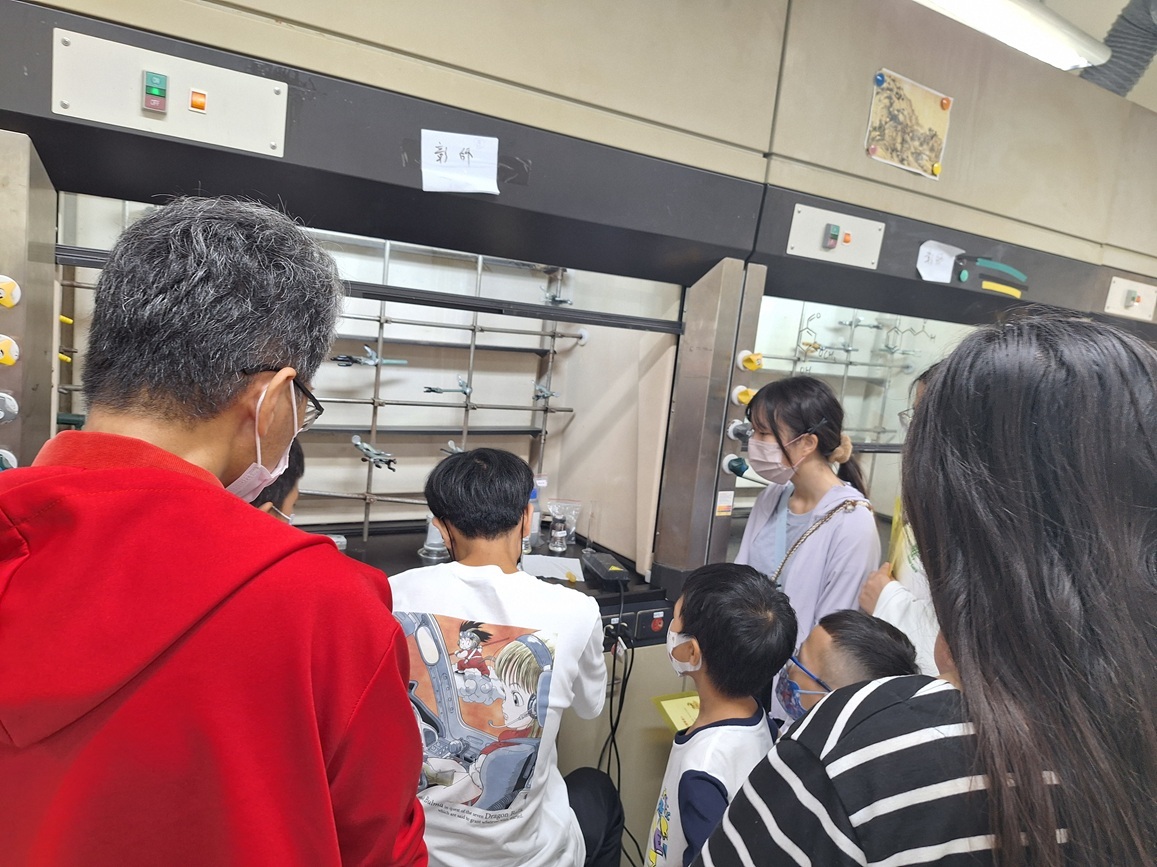理學院化學系「有機化學實驗室」參訪
