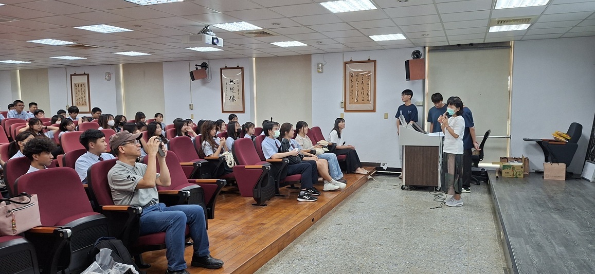 活動開始由國文學系楊菁主任致詞，代表國文學系全體師生表示熱烈歡迎之意。