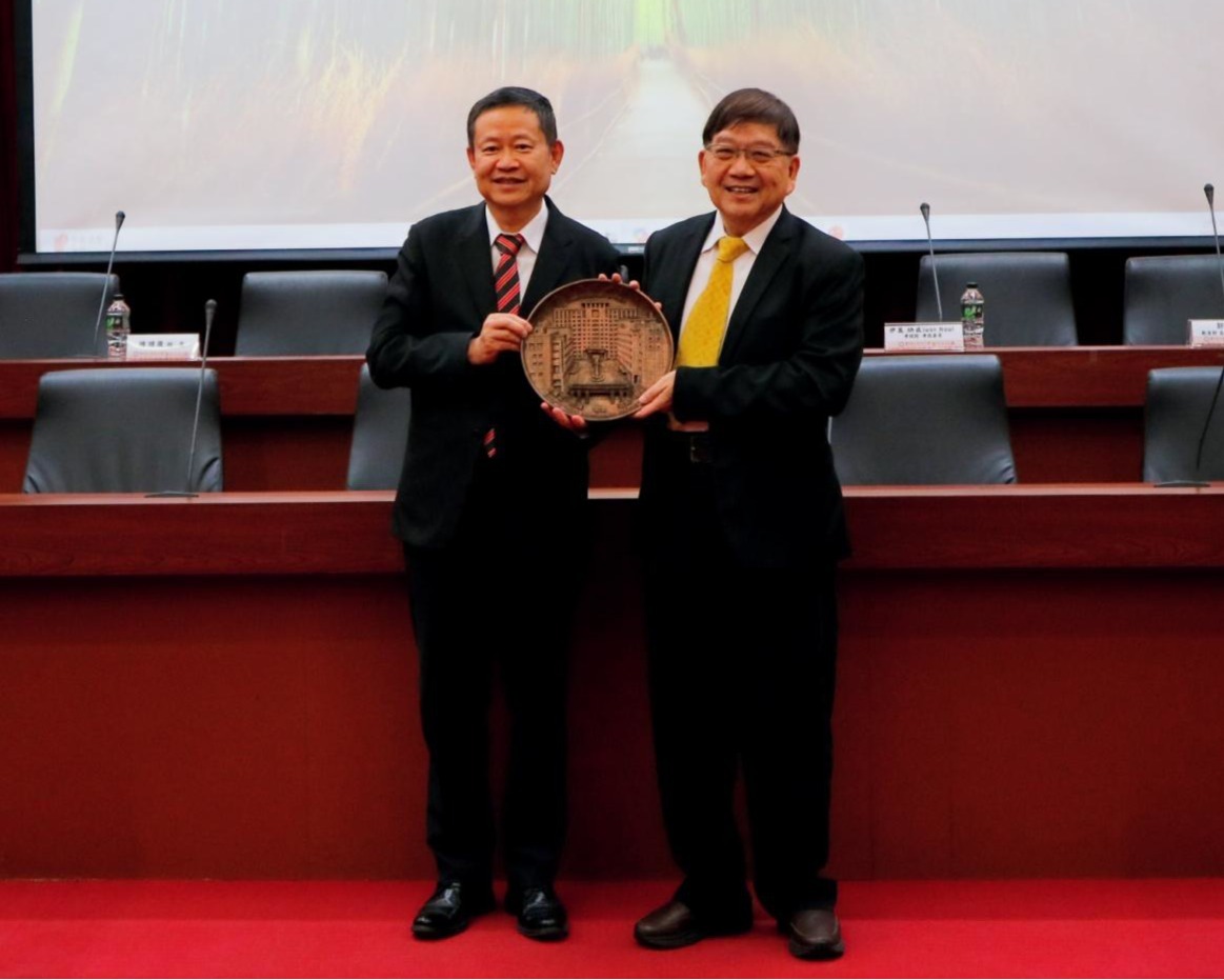 考試院許舒翔副院長致贈考試院銅盤予本校陳明飛校長。