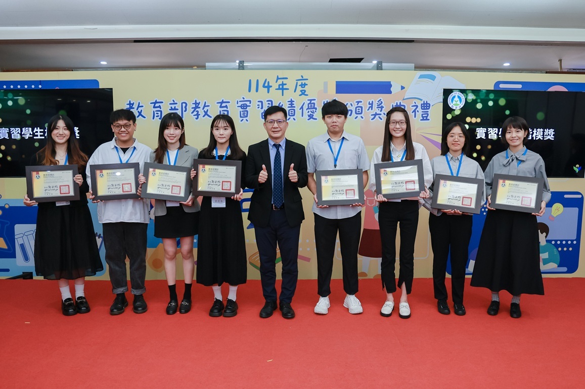 教育部張廖次長萬堅與實習學生楷模獎得主合影