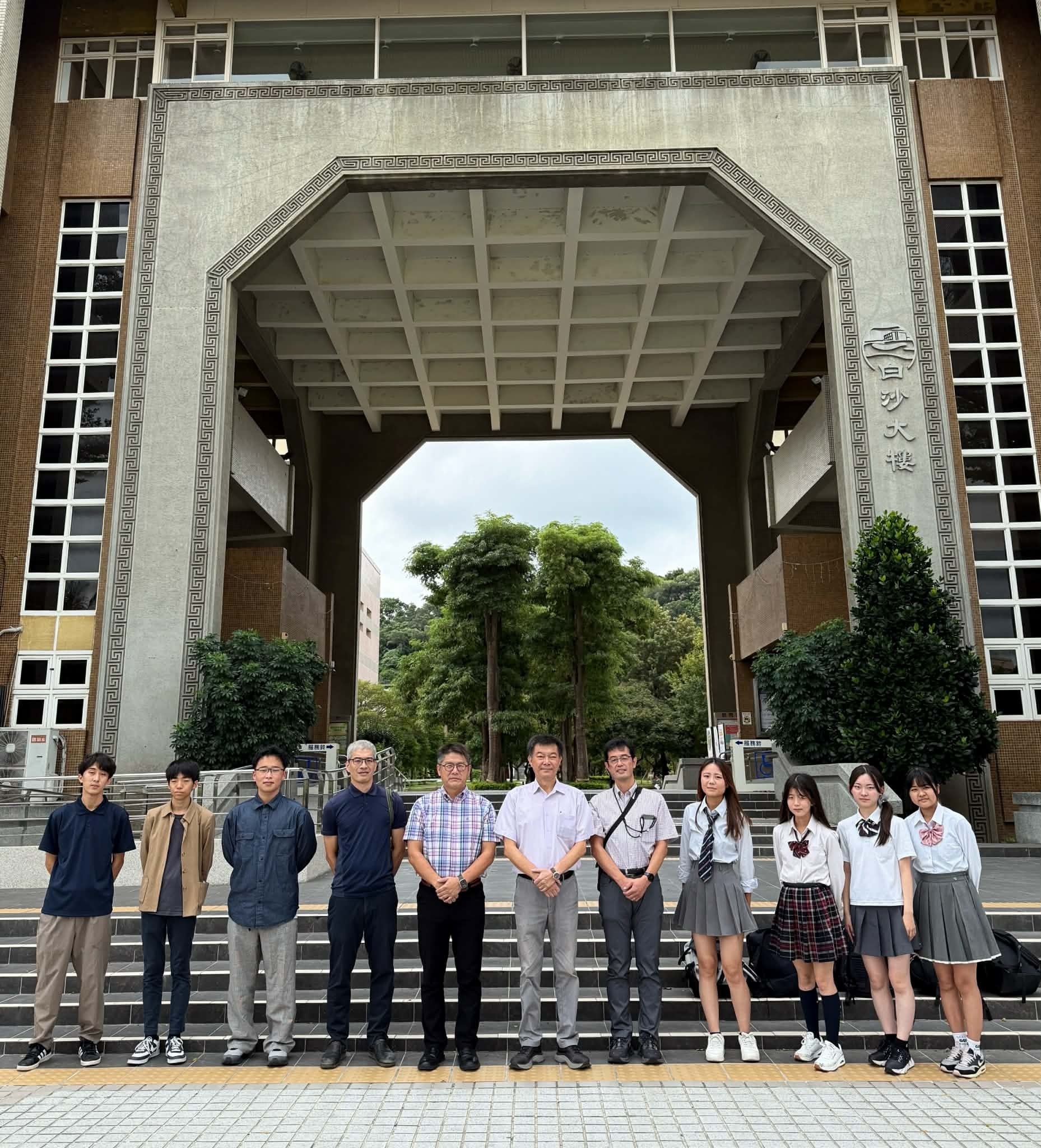本校歷史學研究所教師（左6為莊世滋所長、左5為李宗信特聘教授、左4為李進億副教授）與參訪團齋藤晃老師（右5）及7位學生合影。
