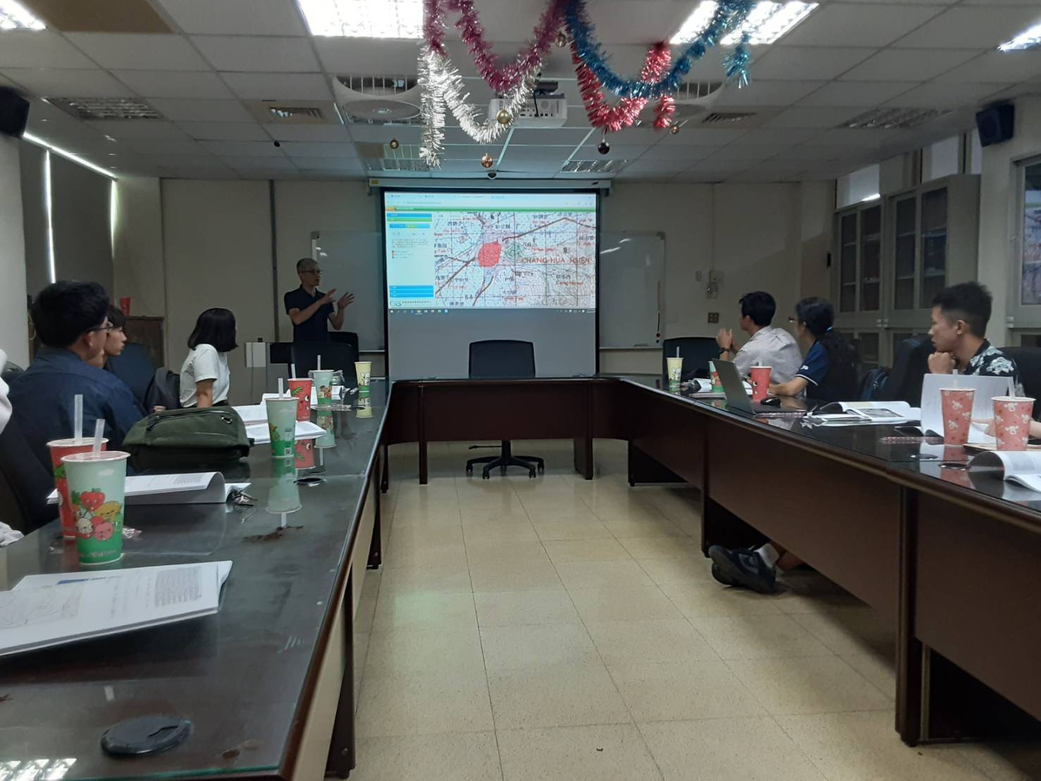 李進億副教授以日文簡報進行歷史GIS專題演講