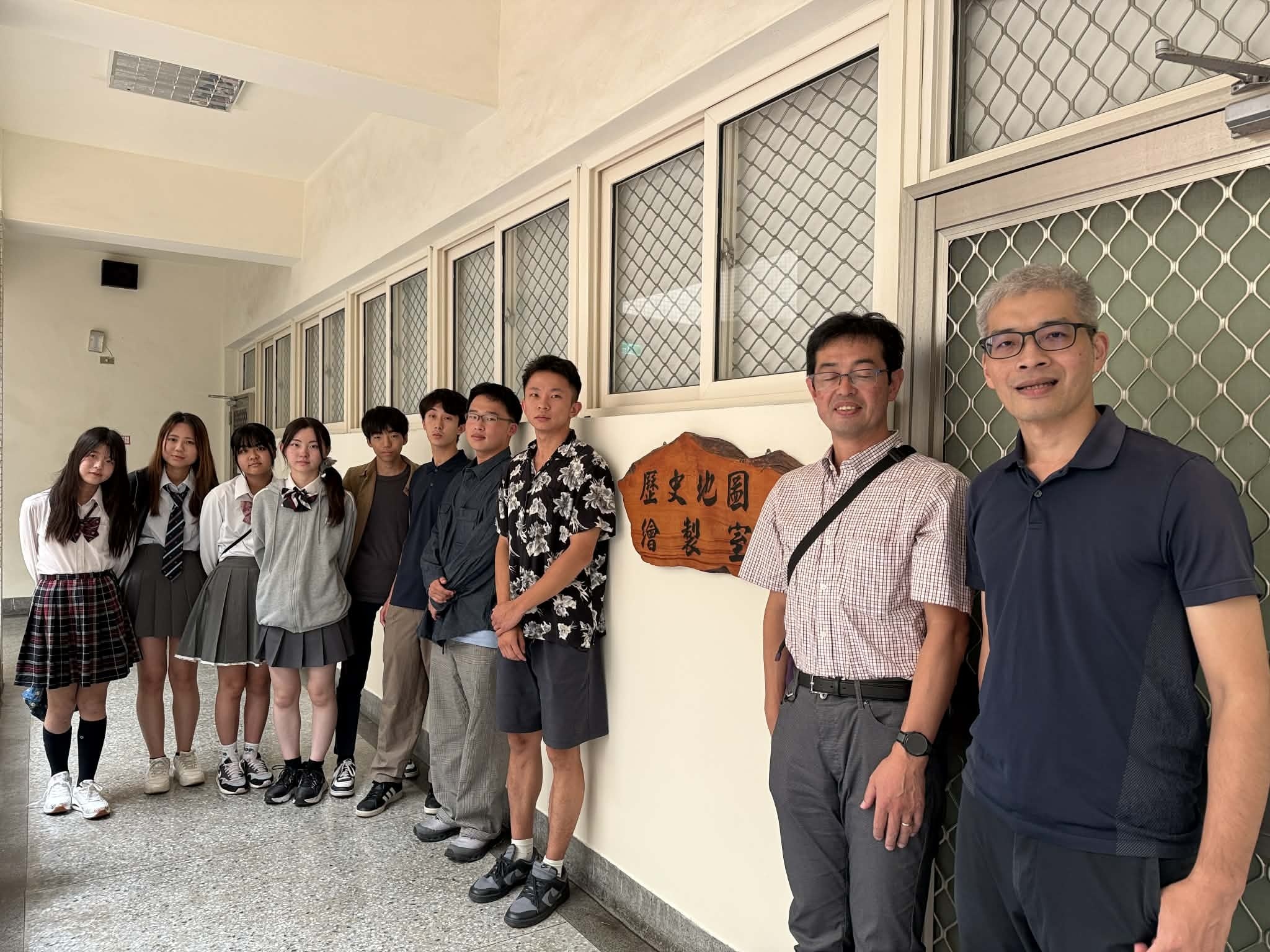 李進億副教授帶領參訪團師生至本所歷史地圖繪製室參訪