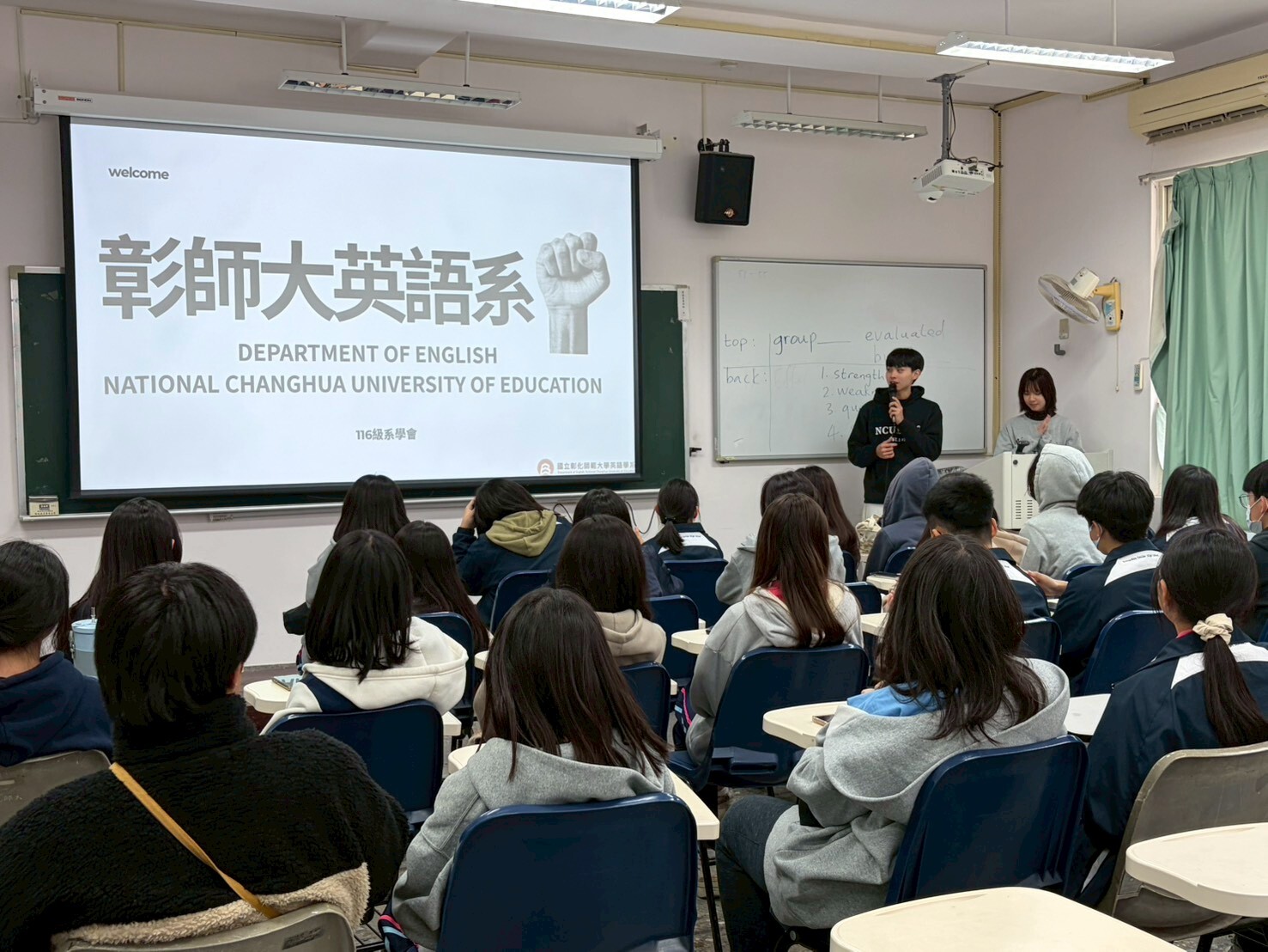 英語學系學會游會長介紹小英劇以及戲劇公演，鼓勵同學們在活動當中培養領導力、團隊合作以及更多專業技能。