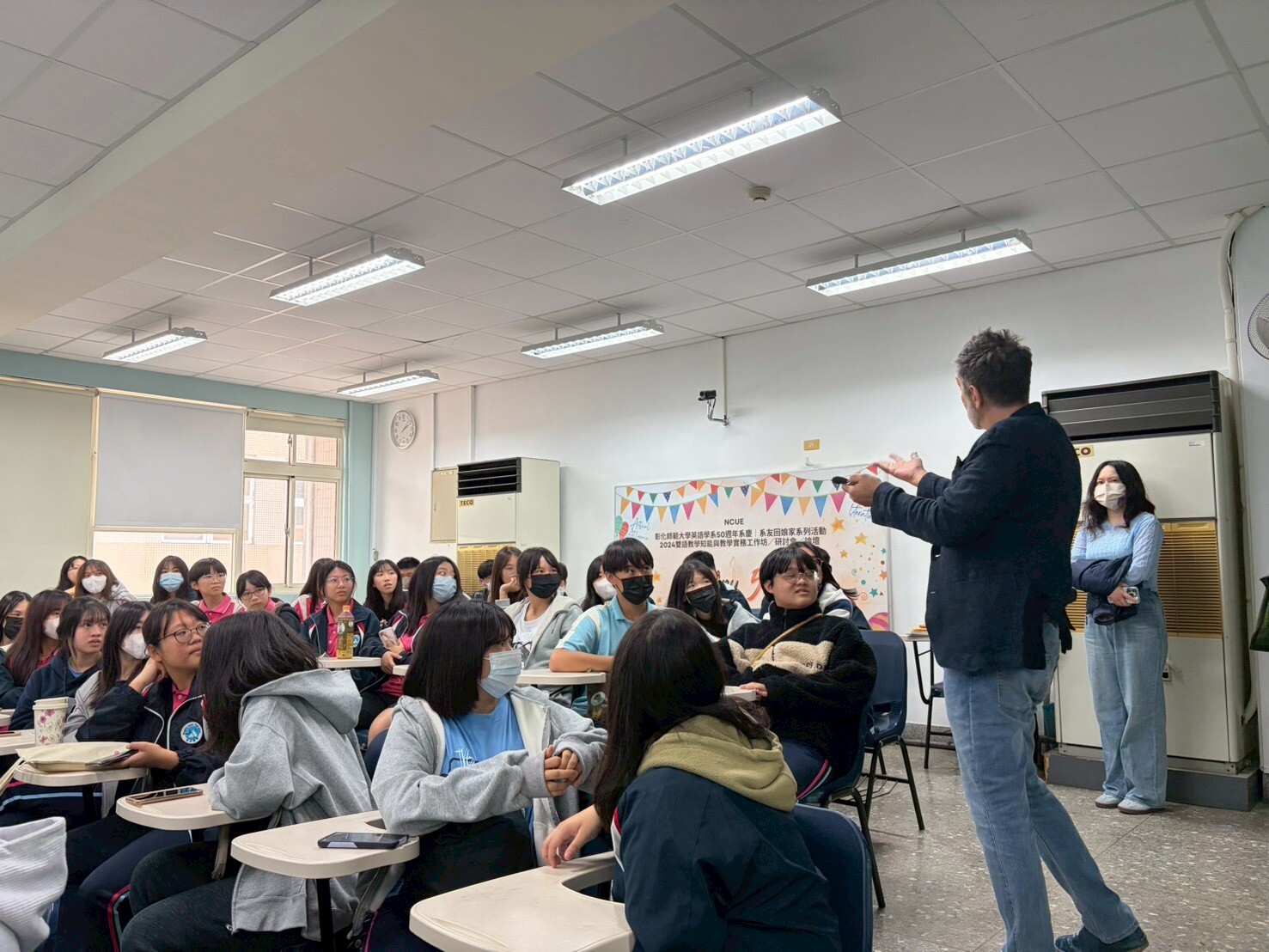 裴卓仕教授於教學現場和東山高中同學進行交流以及介紹文學課程的進行方式。