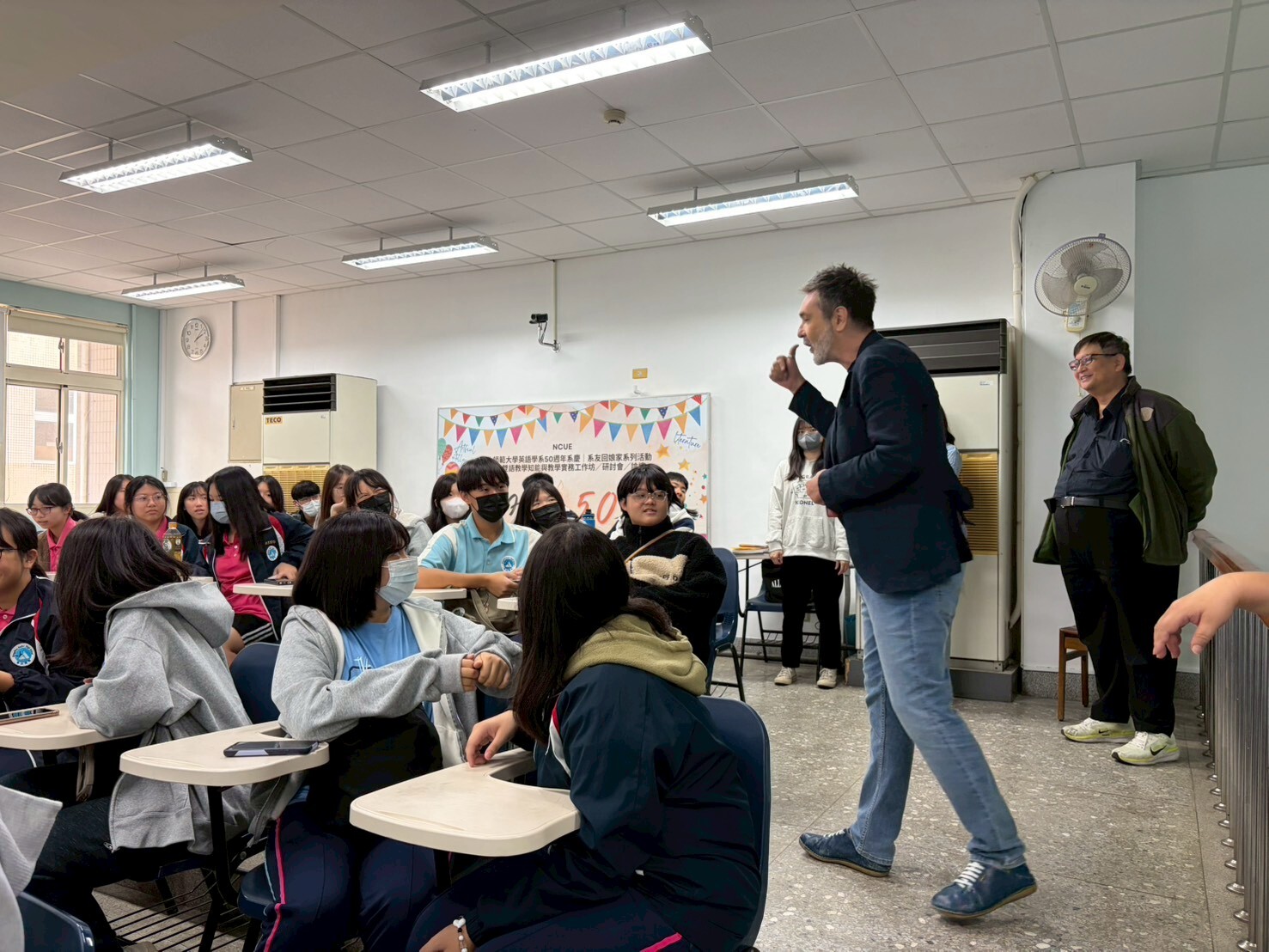 裴卓仕教授於課堂上充份與高中生互動應答。