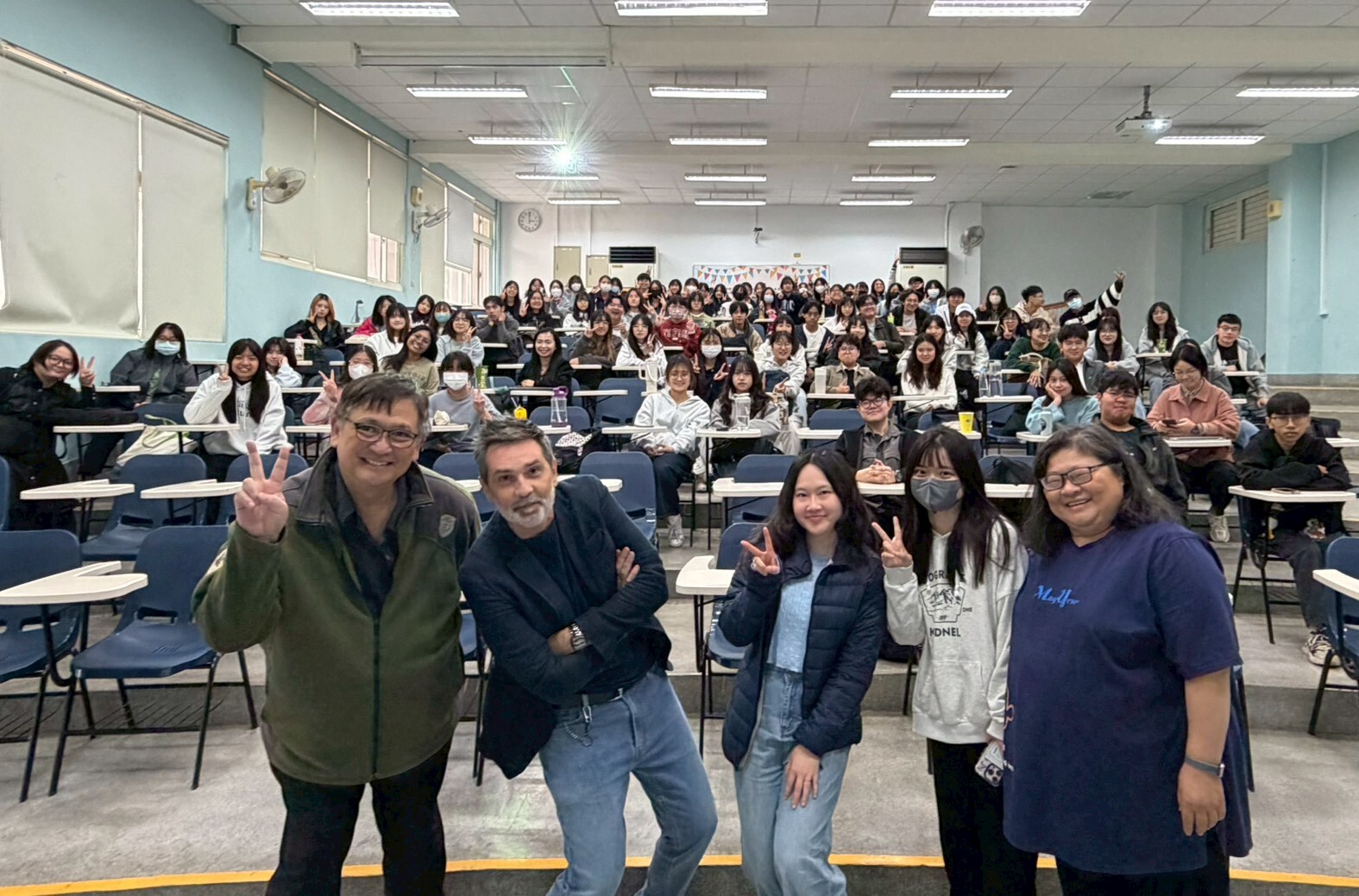 大學課堂觀課與東山高中師生大合照(左起東山高中朱主任、裴卓仕教授、東山高中師長、右1為龔慧懿主任)