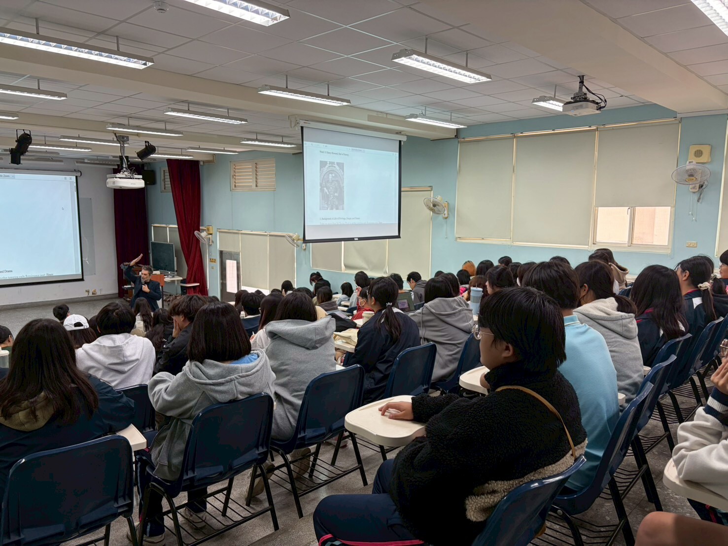 東山高中同學聆聽裴卓仕教授的文學課堂
