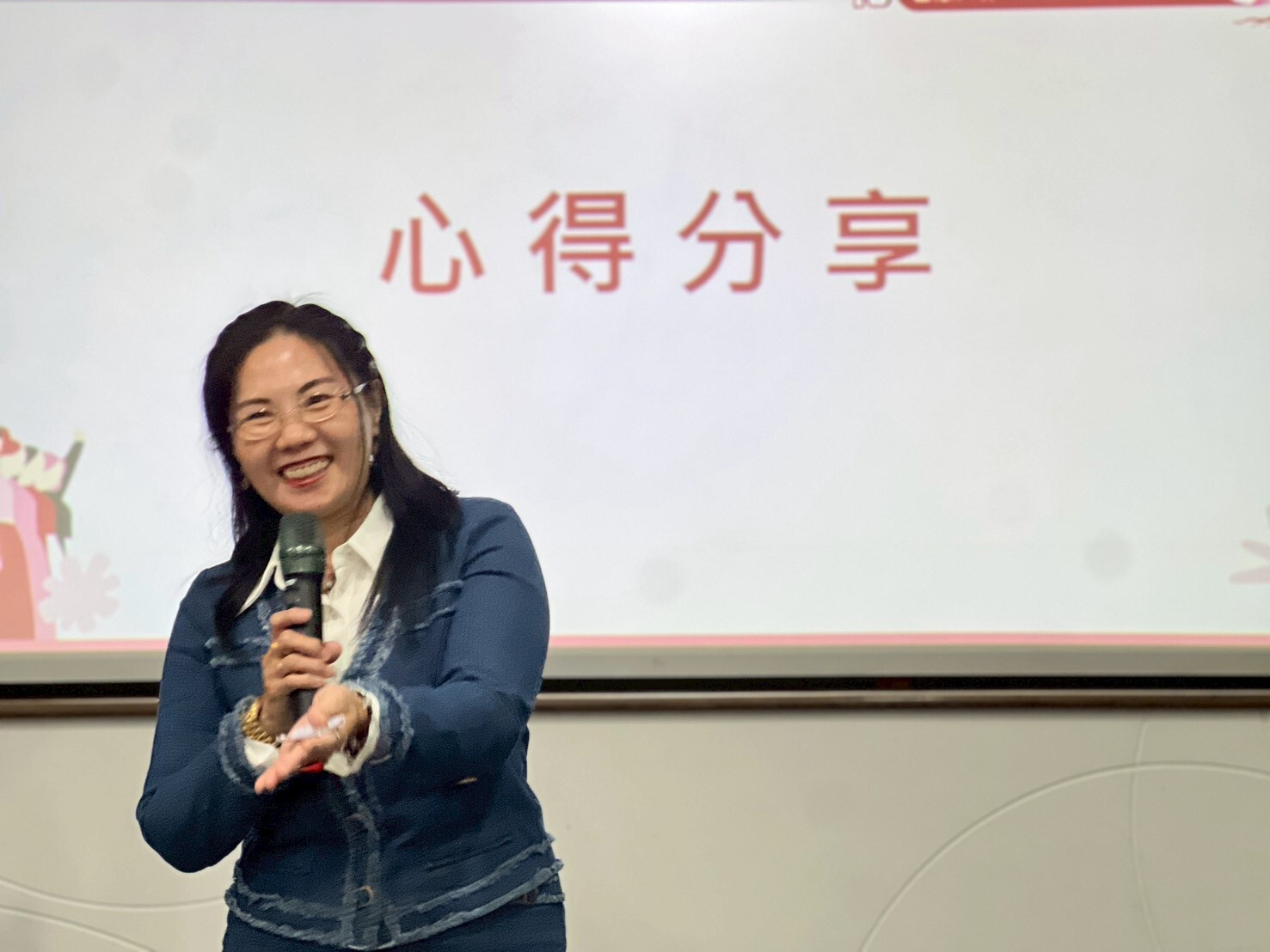 學員上台分享培訓心得。