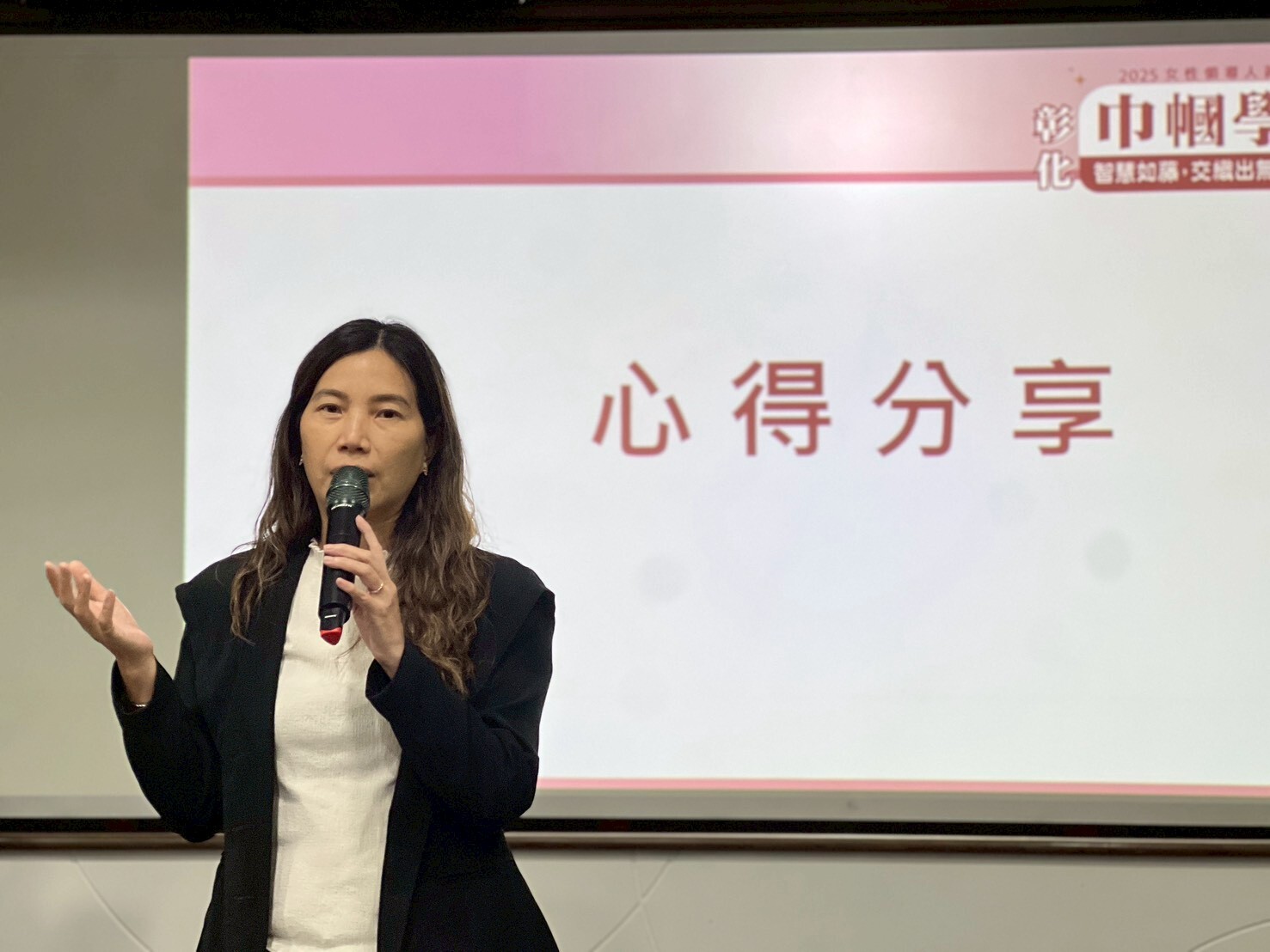 學員上台分享培訓心得。