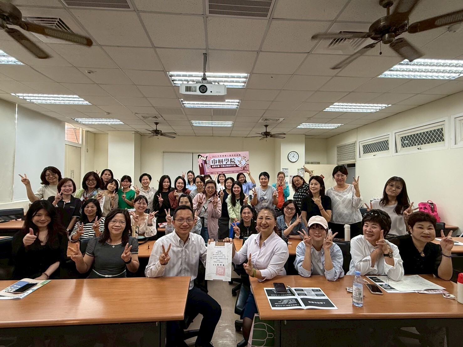 學員與授課講師合影(唯賀國際餐飲集團吳家德總經理)。