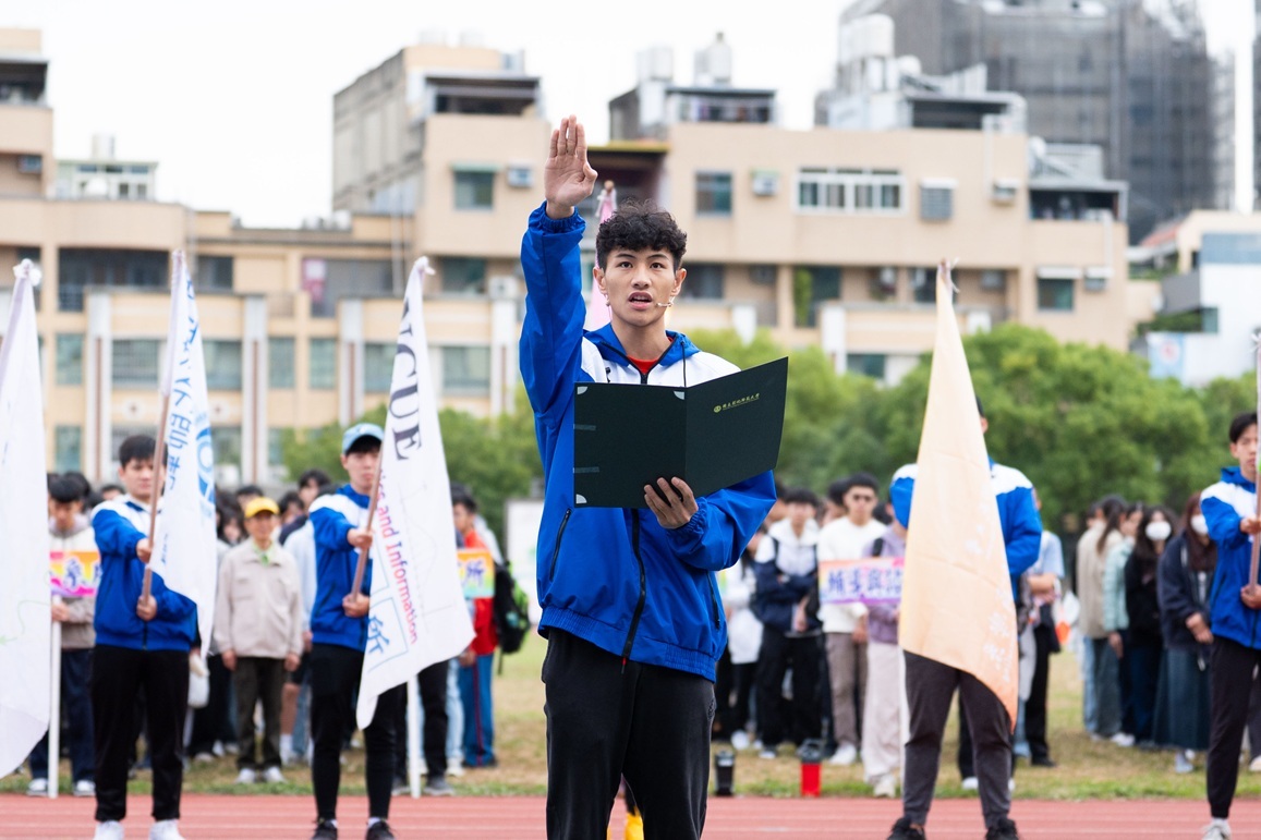 運動員宣誓代表潘奎安同學