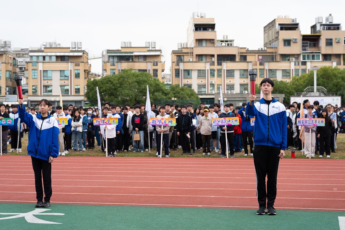 聖火手范羽喬（左）、洪俊義（右）同學