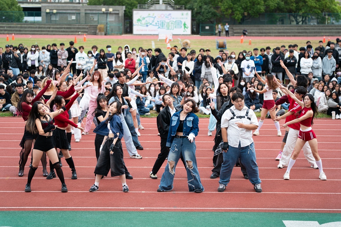 輔諮系同學於開幕典禮上進行表演