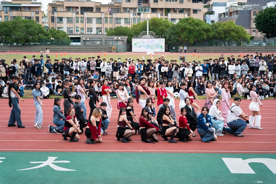 輔諮系同學於開幕典禮上進行表演