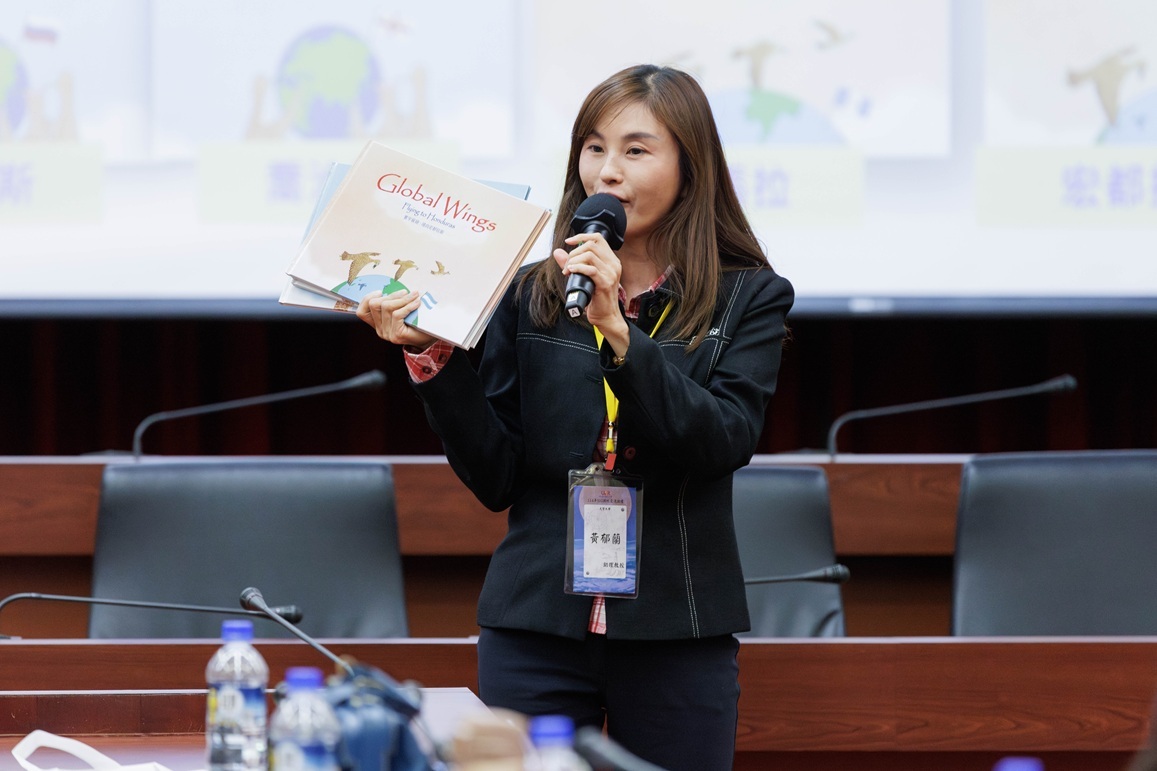 黃郁蘭助理教授分享:「寰宇文化領航」計畫。
