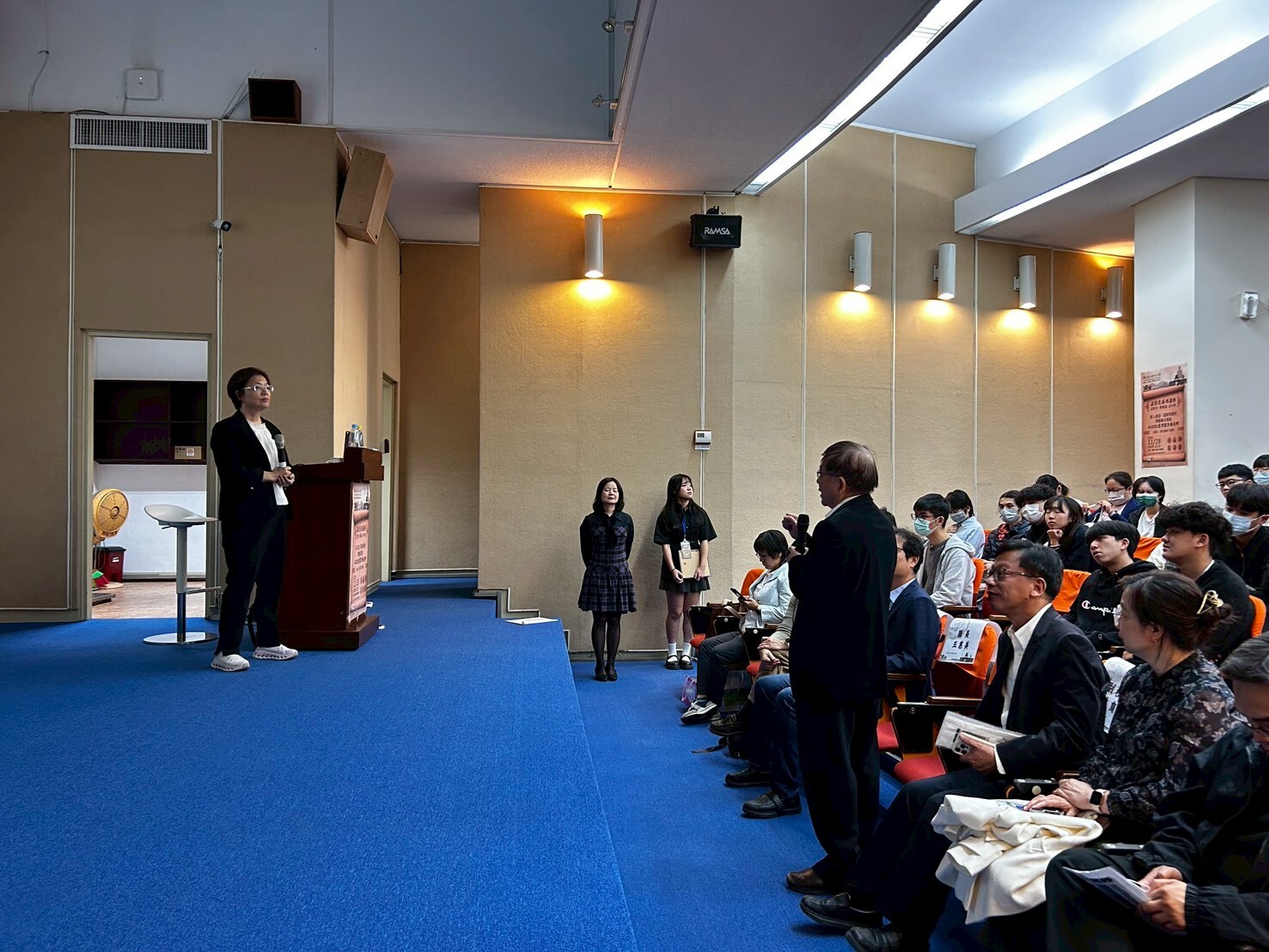 Q&A時段,王縣長與校長交流對談