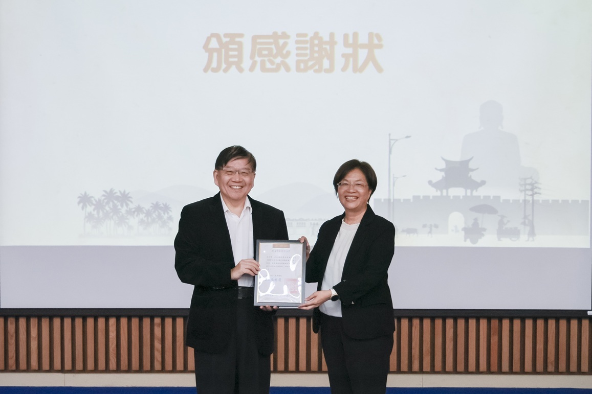 陳校長頒發感謝狀予王縣長