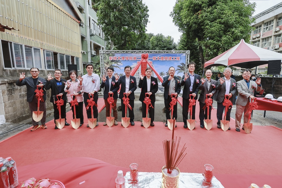 陳明飛校長、理學院師長及與會貴賓合影留念。