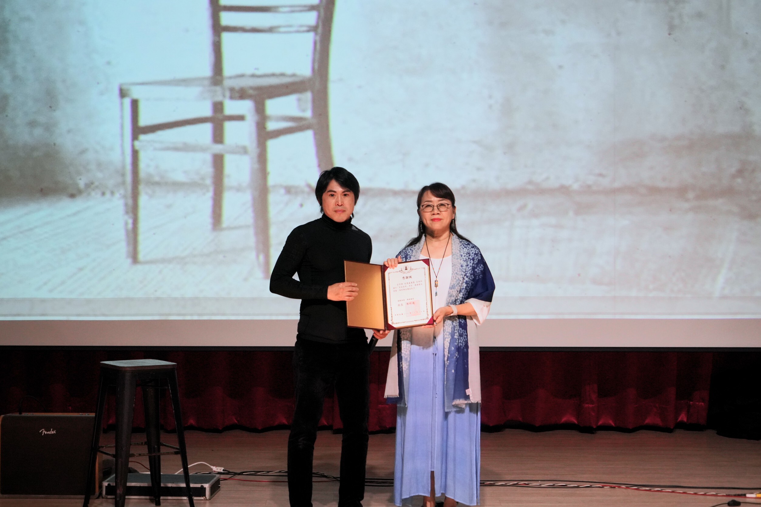 通識教育中心李靜芳主任頒發感謝狀予「玫瑰墓樂團」團長蘇世揚醫生(左)。