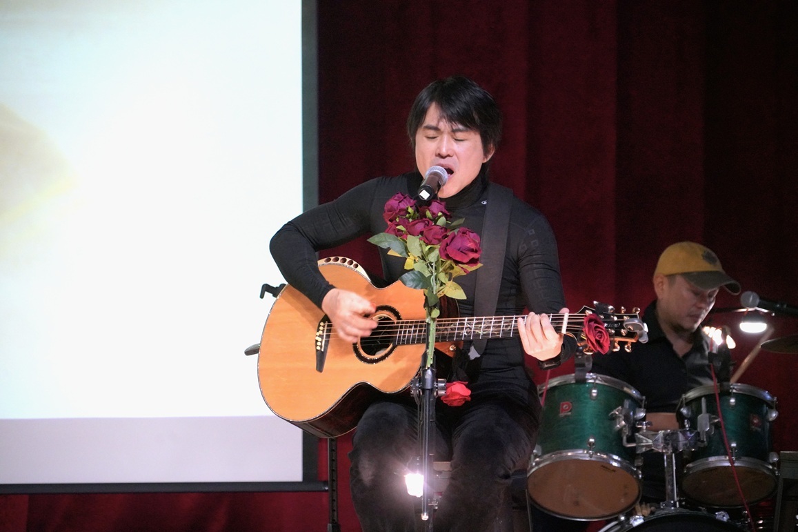 「玫瑰墓樂團」團長蘇世揚醫生專注於演唱的神情