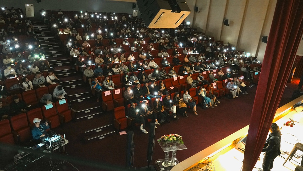 參加音樂會的貴賓與師生們共同點亮「音愛生命」的光芒