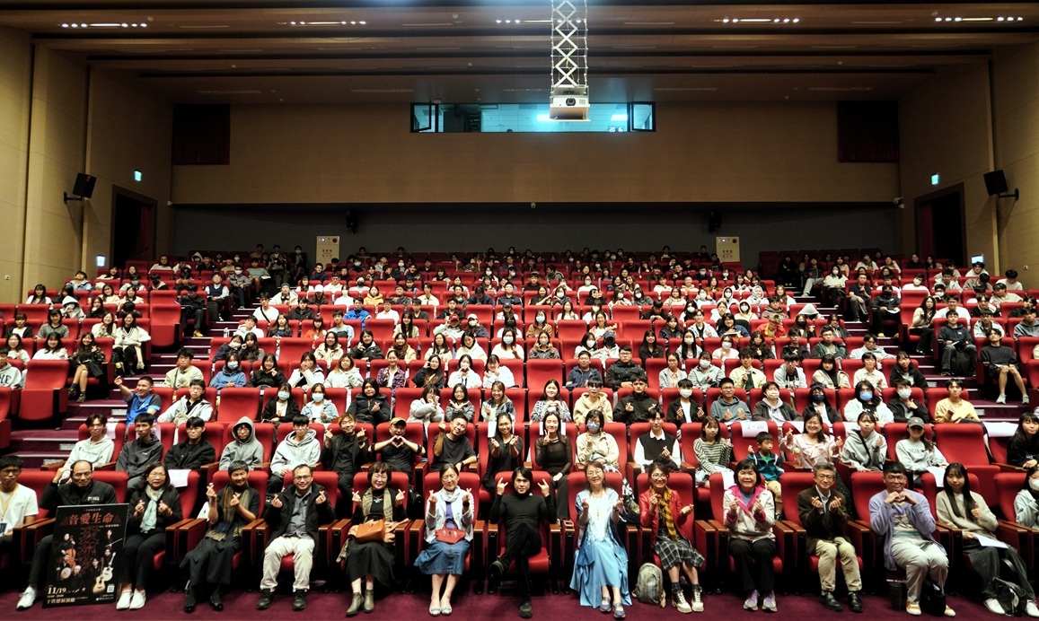 參加音樂會的貴賓與師生和「玫瑰墓樂團」合影