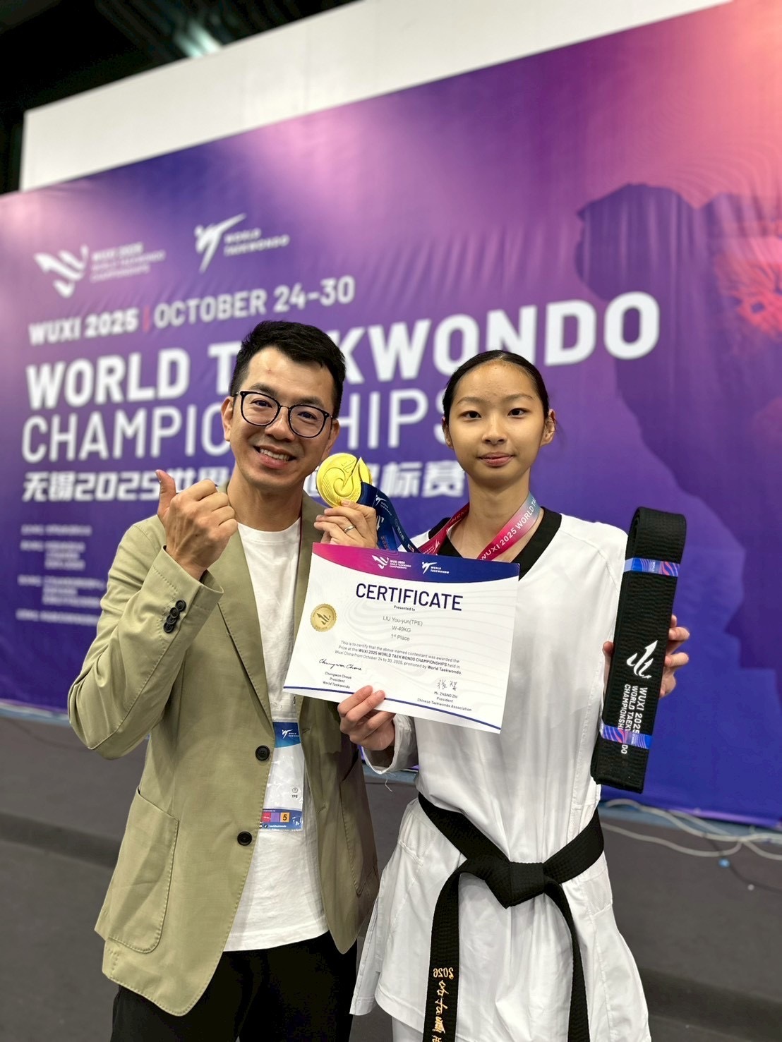 運動系劉侑芸同學與運動系蘇泰源教授合影