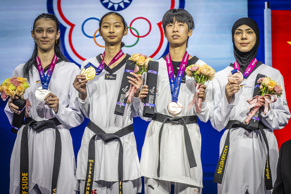 運動系劉侑芸同學(左2)榮獲2025年世界跆拳道錦標賽女子組49公斤級金牌