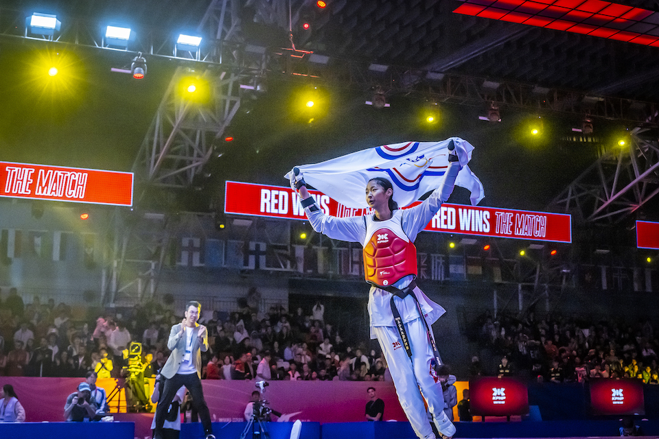 運動系劉侑芸同學讓會旗在國際賽場上飄揚