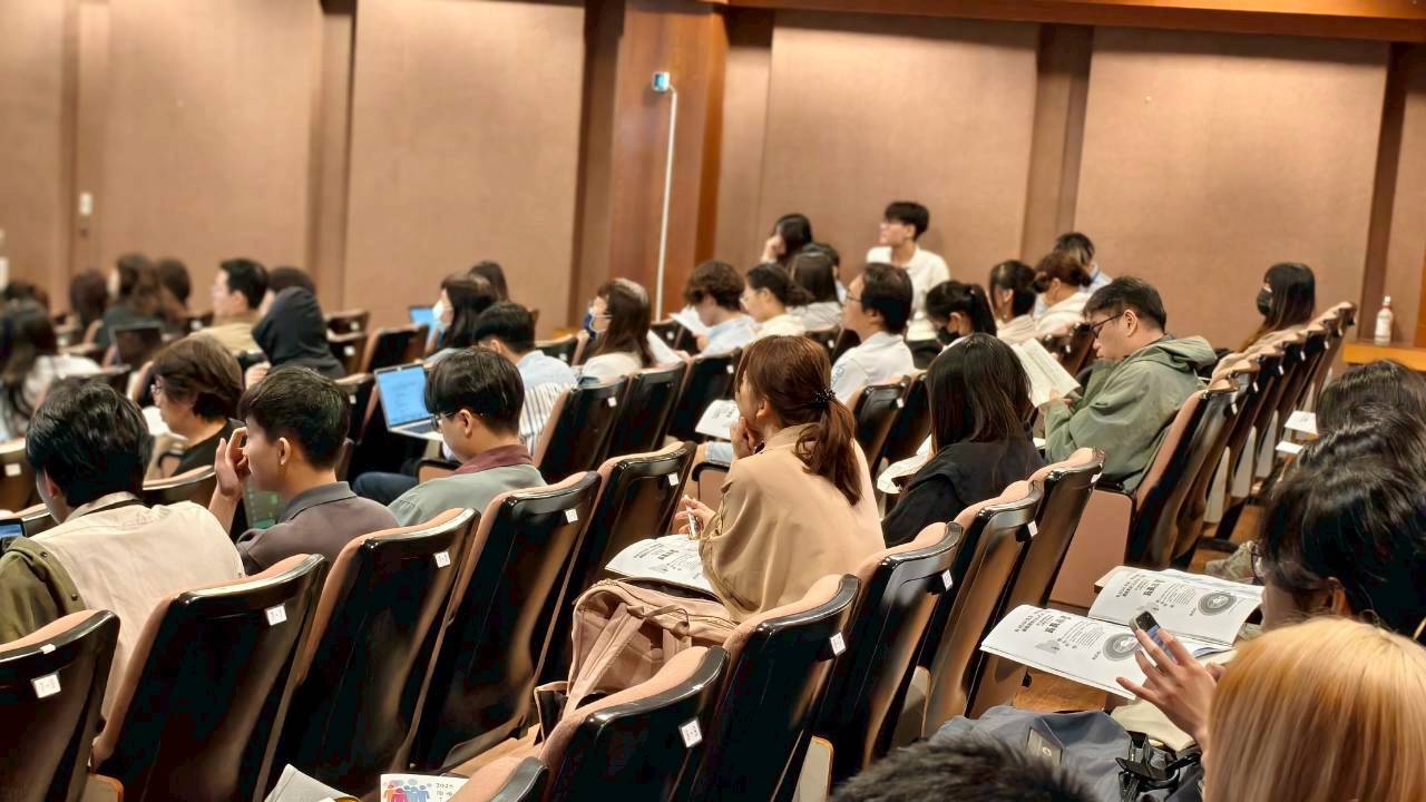 與會者積極聆聽與參與專題演講